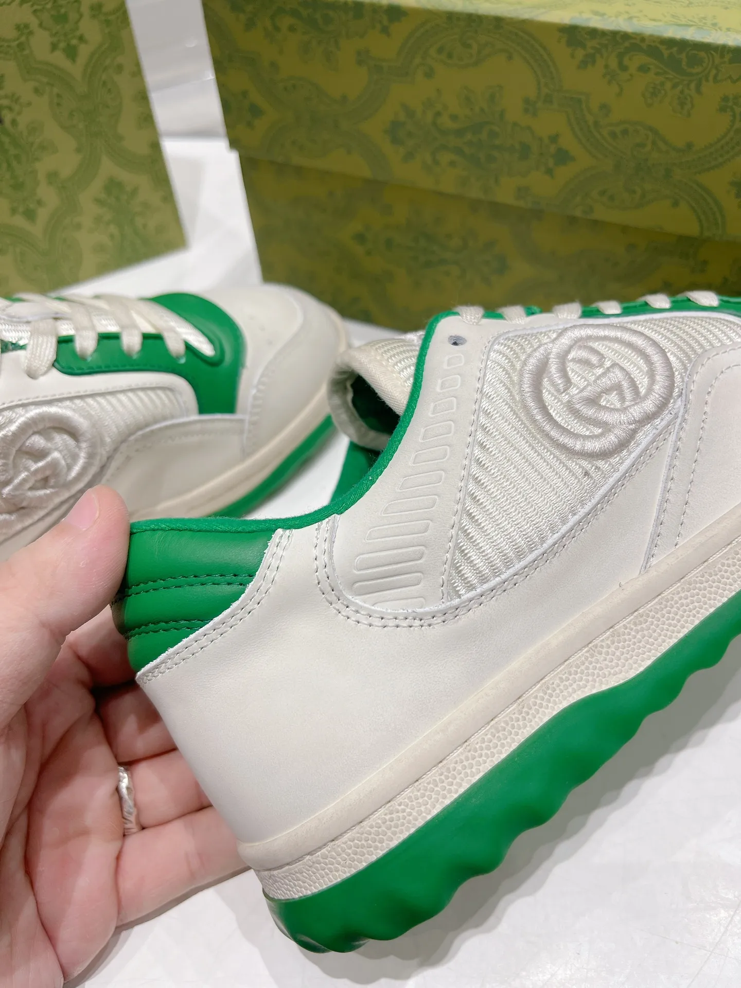 👟👟Ex-factory price 520👟👟 Gucci Gucci 2023 latest hot model MAC80 sneakers, couple style, casual, retro, old, dirty shoes, small dirty shoes, white shoes, original purchase, development, production, Gucci MAC80 new hot model series. The exquisite and compact interlocking double G logo romantically interprets the aesthetic concept of this series. Made of off-white leather, retro inspiration is cleverly integrated into the design of sports shoes, reinterpreting the brand logo. Fabric: Original custom imported first-layer cowhide. Lining: Original custom imported breathable mesh. Outsole: Original molded two-color TPU outsole. Sole thickness: 3CM. Size: Women's 35-40 / Men's 39-45.